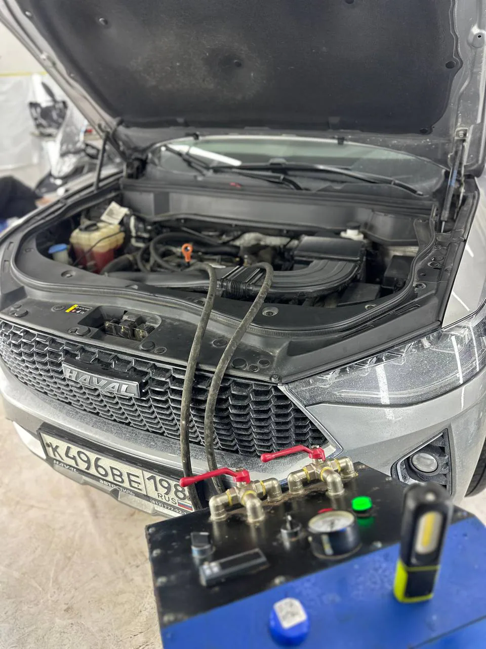 Автомобиль Haval, подключённый к промывочной установке
